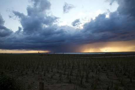 Regen boven zee