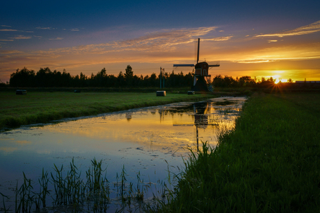 Zonsondergang aan de slootkant