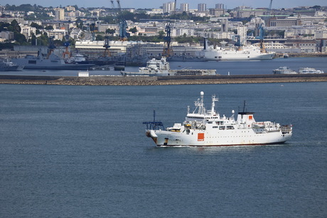 Le nâvire câblier Raymond Croze quitte le port de Brest