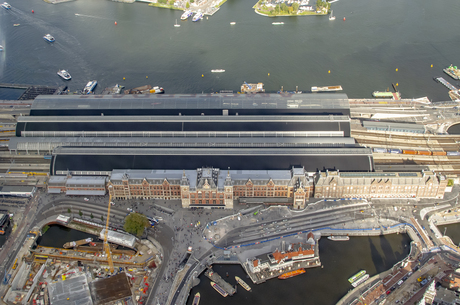 Het imposante centraal station van Amsterdam