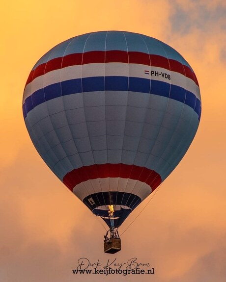 Luchtballon bij zonsondergang 