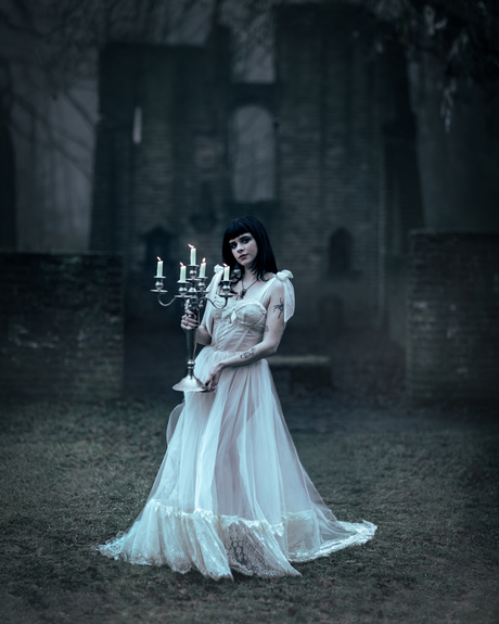 Spookachtige Jonge Vrouw in de mist