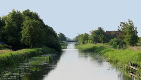 Petit canal & petit pont. (na opmerking/feedback de lucht aangepast, minder wit)