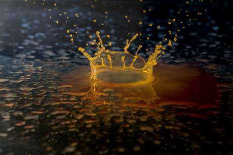 Splashing droplets