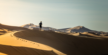 Joggen in de duinen van Erg Chebbi