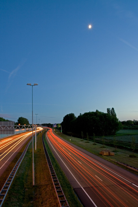 Maan en snelweg