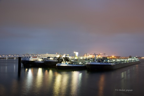 Binnenvaartschepen in de nacht