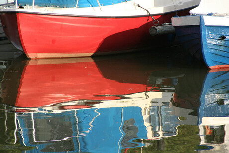 Spiegeling in rood en blauw