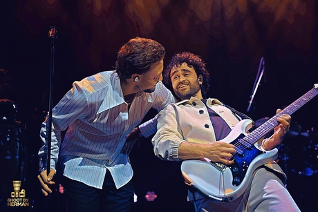 Lol en een lekker stukje gitaar spelen