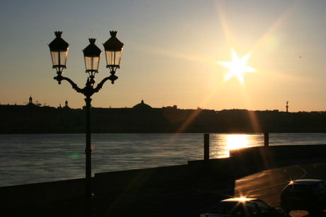 Slapende zon boven Bordeaux