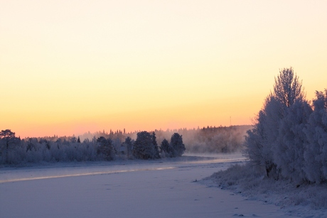 De zon op zijn hoogst in Lapland