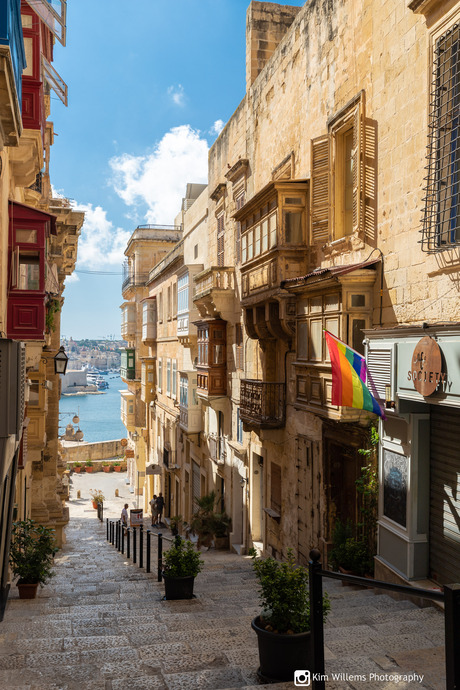 Steile trappen in Valetta met zicht op de Middellandse zee