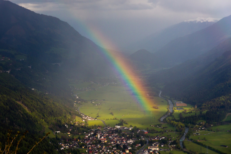 Regenboog boven Obervellach Oostenrijk