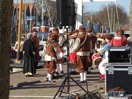 Voorbereiding voor koppelstok die aan komt peddelen en het volk komt waarschuwen