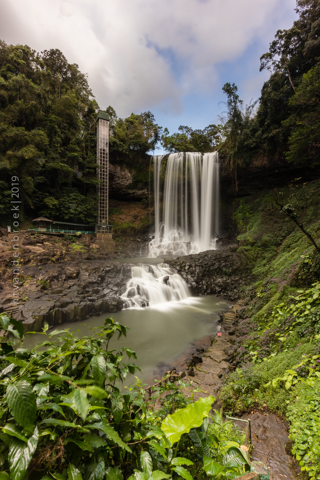 Dambri waterval - The Dambri waterfall, Bao Loc, is Vietnam' largest waterfall, situated 130 km from Da Lat. This massive 90 m high waterfall is a major attraction sit - foto door htvandenbroek op 20-03-2019 - deze foto bevat: groen, lucht, wolken, boom, water, natuur, blad, vakantie, landschap, bos, waterval, bergen, vietnam, azie, lange sluitertijd, long exposure