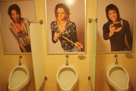 Dames in mannentoilet