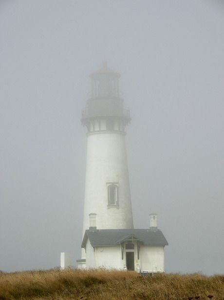 Vuurtoren in de mist