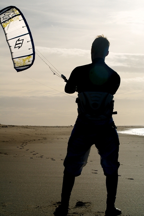 kitesurfer op t strand