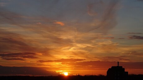 zon ondergang na schitterende dag