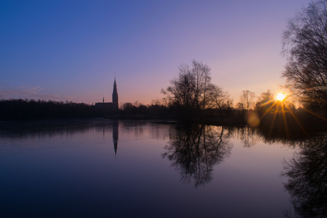 Kerk bij zonsondergang.