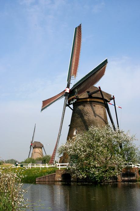 Twee stenen molens bij Kinderdijk