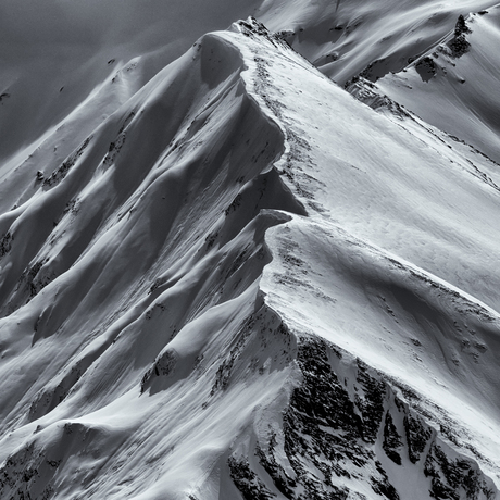 Leading lines in de besneeuwde Alpen