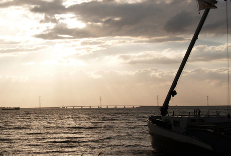 Brug aan de einder