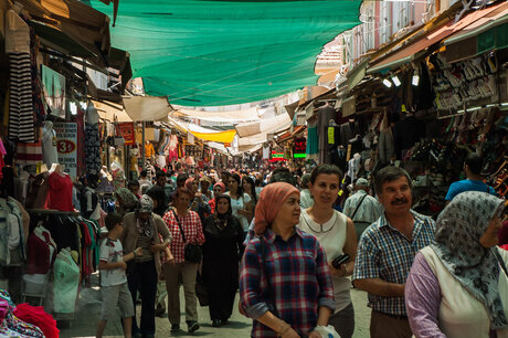Markt in de kleine achterstraatjes van Izmir