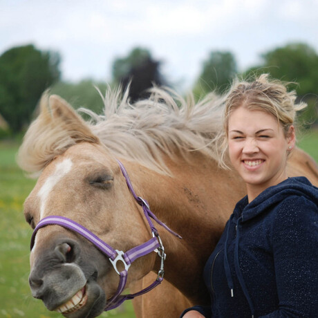 Dochter met haar paard