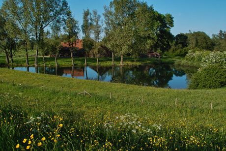 onder aan de dijk