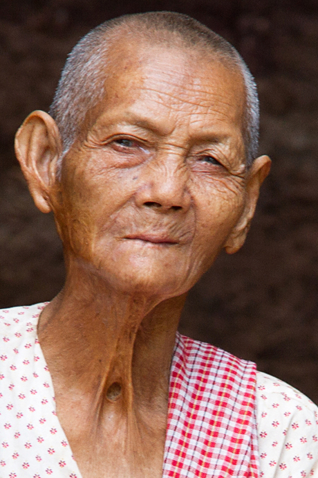 Faces of Cambodja -16- oude vrouw bij tempel