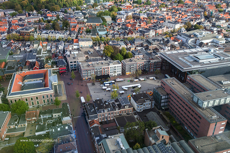 Uitzicht vanuit de Achmeatoren in Leeuwarden. Het Zaailand en het Fries Museum.