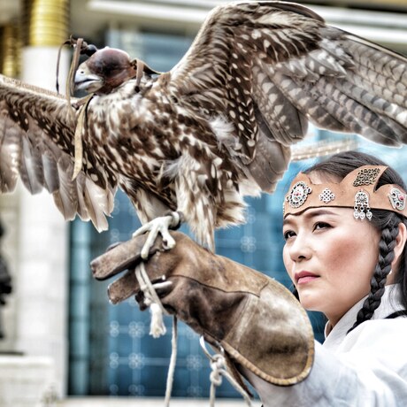 Mongoolse vrouw met roofvogel