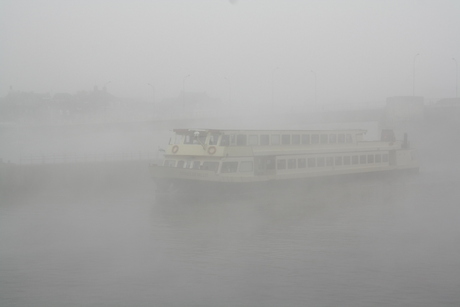 Rondvaartboot in de mist