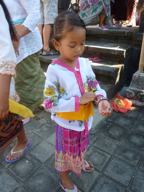 Meisje bij de tempel op Bali