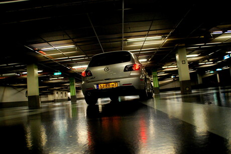 Mazda 3 in parkeergarage 2.