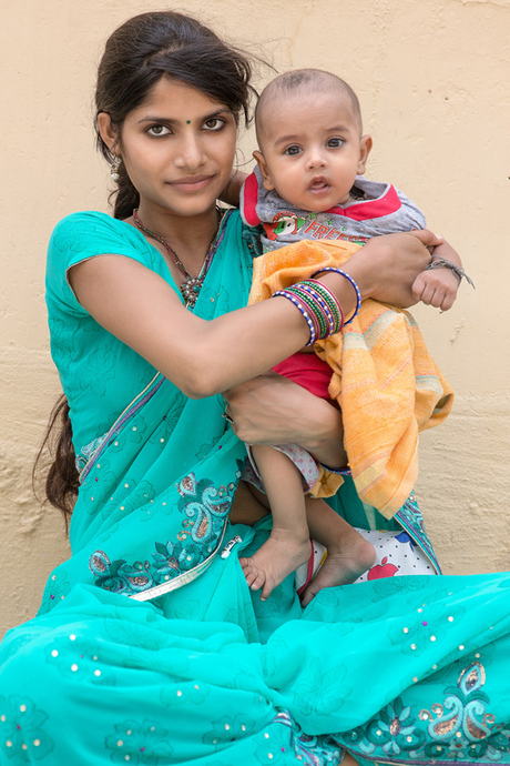 moeder met kind in Rishikesh