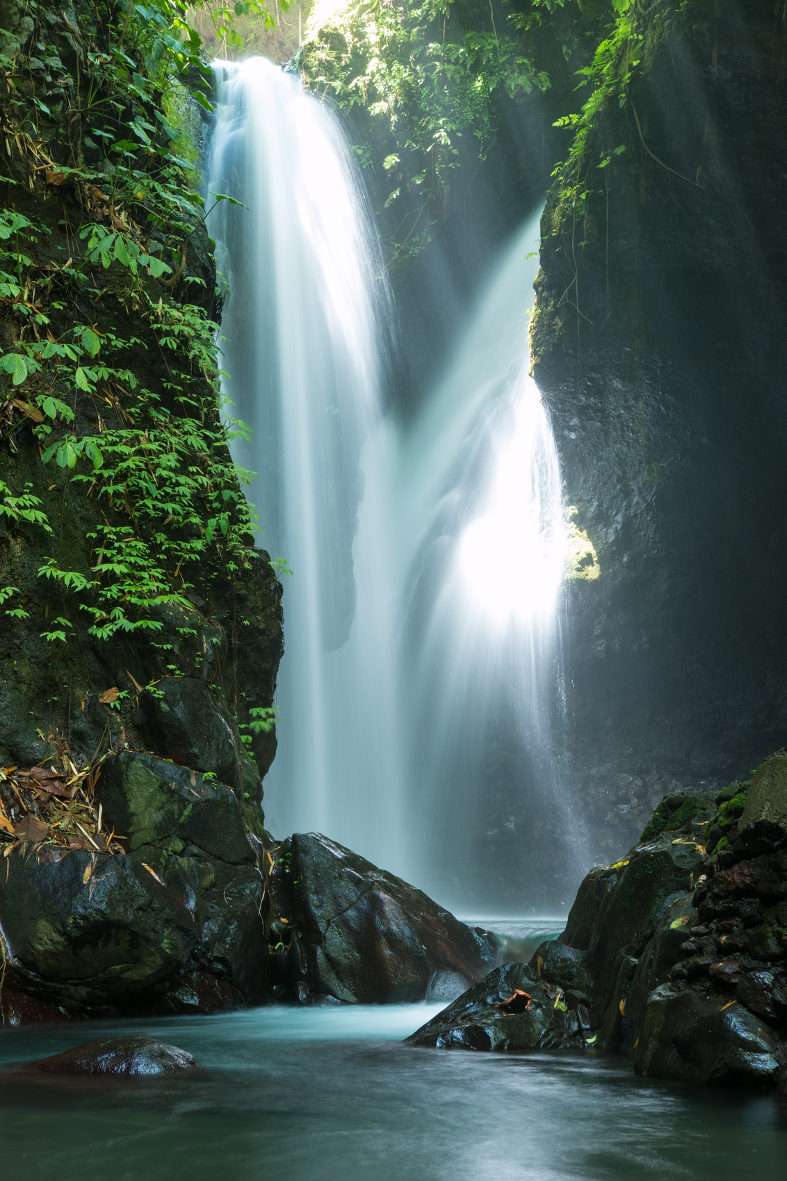 Gitgit waterval, Bali. - Lekker met mijn voeten en tripod in het koele water van de Gitgit waterval, Bali. - foto door j.dipotaroeno op 10-02-2014 - deze foto bevat: Sigma 18-35mm F1.8