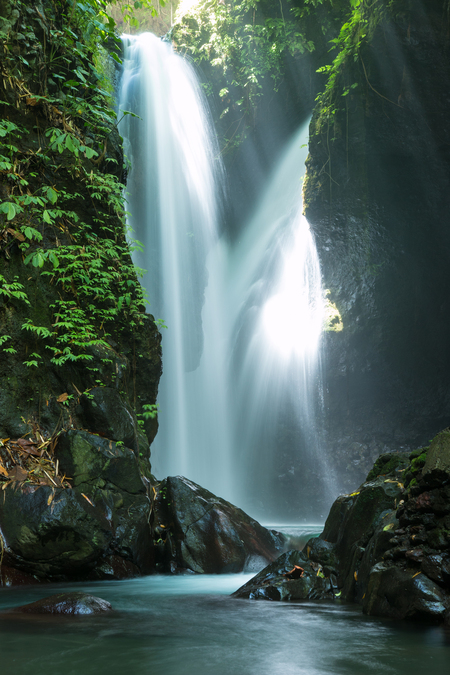 Gitgit waterval, Bali. - Lekker met mijn voeten en tripod in het koele water van de Gitgit waterval, Bali. - foto door j.dipotaroeno op 10-02-2014 - deze foto bevat: Sigma 18-35mm F1.8