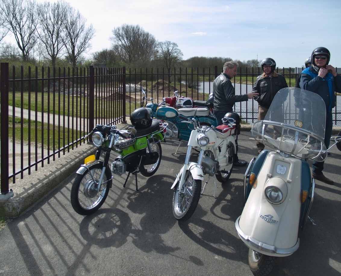 Een aantal bromfietsen en een scooterbrommer. - foto van janbruijns -  Straat - Zoom.nl