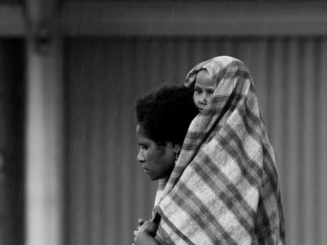 Samen op weg in de regen