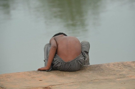 Jongetje aan het vissen