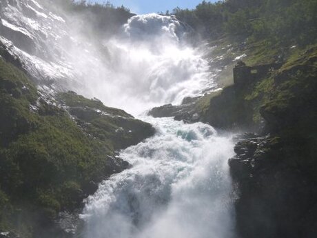 krachtige waterval in norwegen