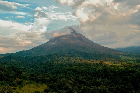 Arenal in de wolken