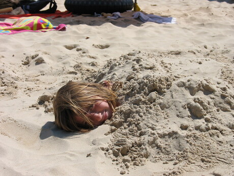 in het zand