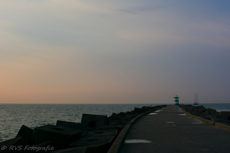 Pier bij zonsondergang