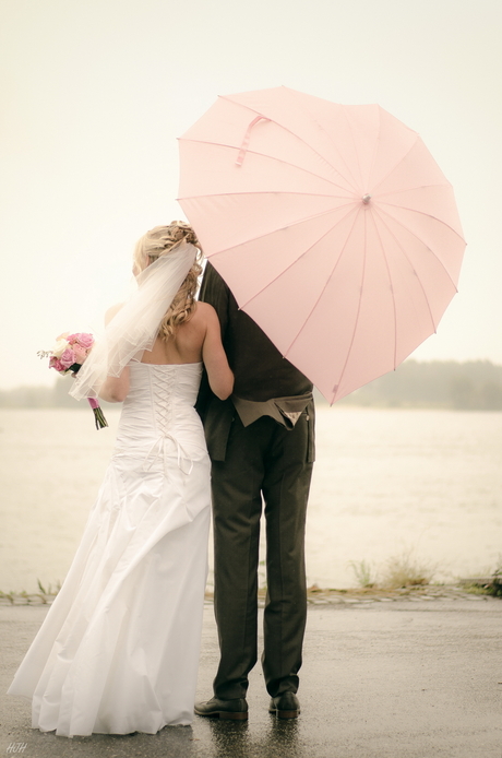 Bruidspaar met paraplu