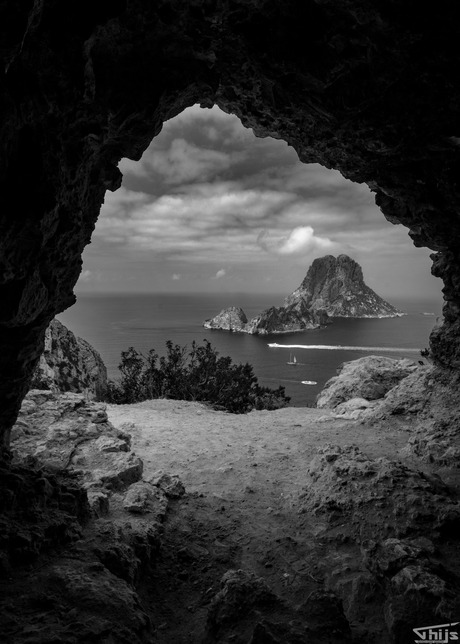 Uitzicht vanuit een grot in Ibiza