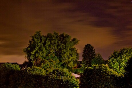 Uitzicht verlicht door straatverlichting.