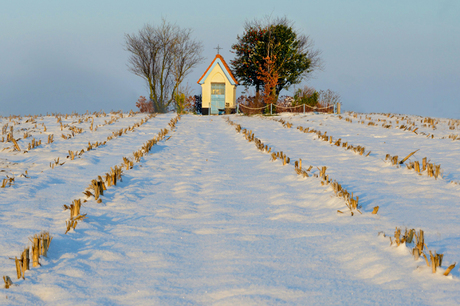 kapel in de sneeuw